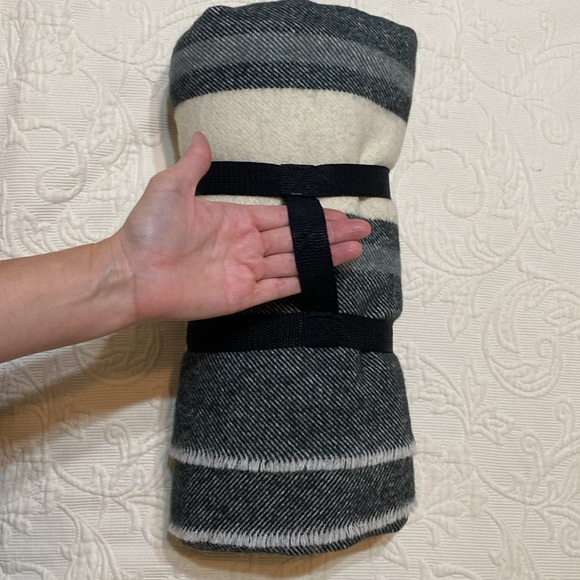 Origaudio Elliston Wool blend blanket with clip on carrier - Picture 2 of 16